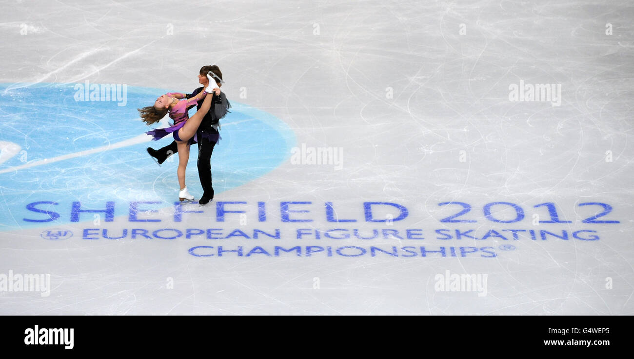 Siobhan Heekin-Canedy et Dmitri Dun en action pendant le Tour préliminaire de la danse sur glace Concours de danse libre à Les Championnats européens de patinage artistique Banque D'Images