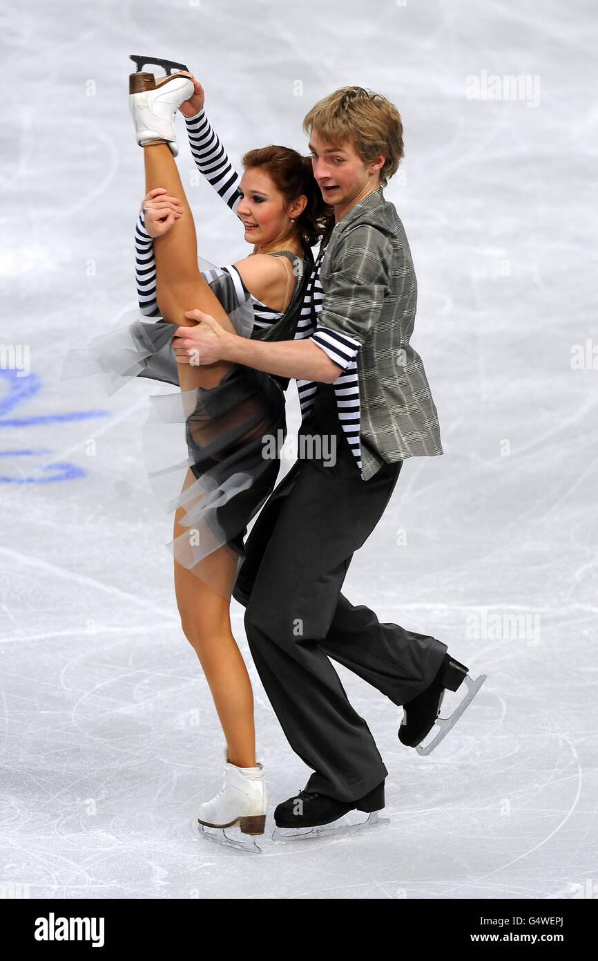 Barbora Silna en Autriche et Juri Kurakin en action lors de la ronde préliminaire de la compétition de danse libre sur glace pendant les championnats européens de patinage artistique à l'arène Motorpoint, Sheffield Banque D'Images