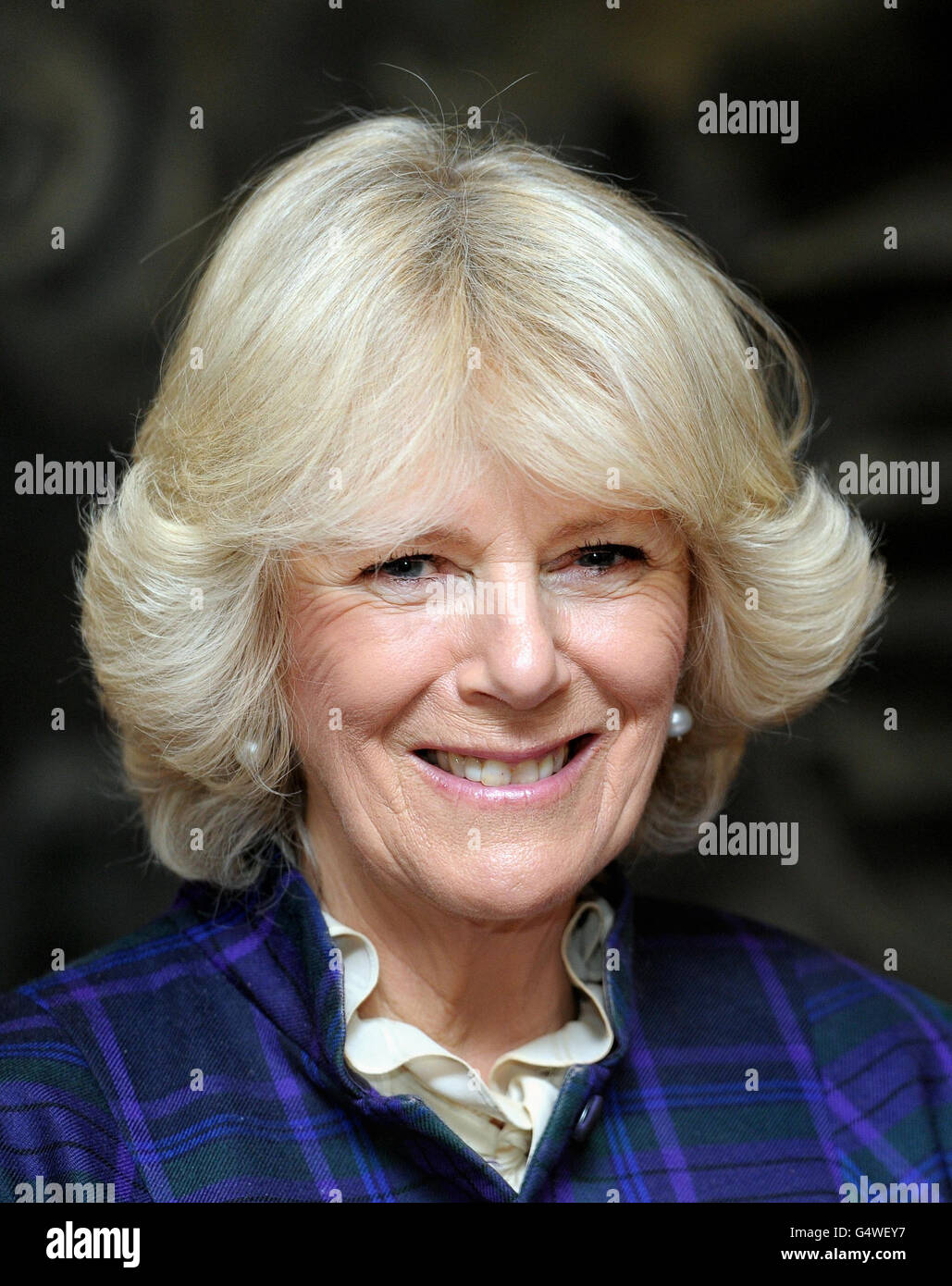 La duchesse de Cornwall sourit alors qu'elle rencontre des invités après avoir visité le musée Swindon et la galerie d'art. Banque D'Images