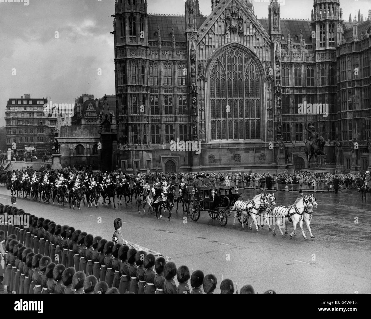 La reine Elizabeth II et le duc d'Édimbourg arrivent dans un autocar à Westminster pour l'ouverture du Parlement. Banque D'Images