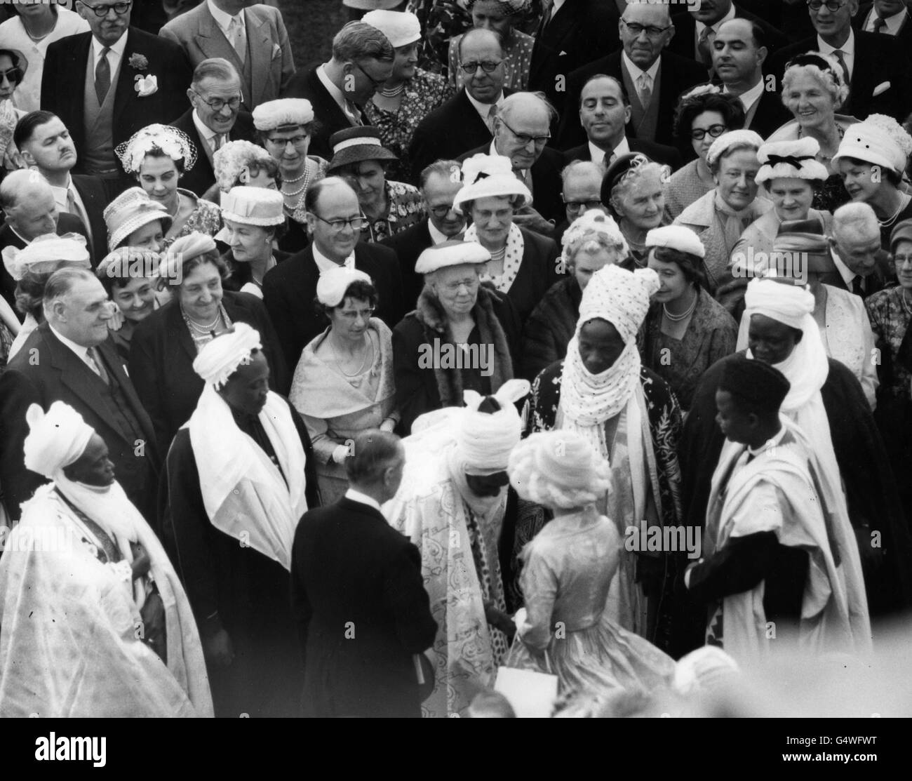 La reine Elizabeth II saluait les invités outre-mer en costume national, lors de la fête de jardin qu'elle a donnée au Palais de Buckingham, Londres. Banque D'Images
