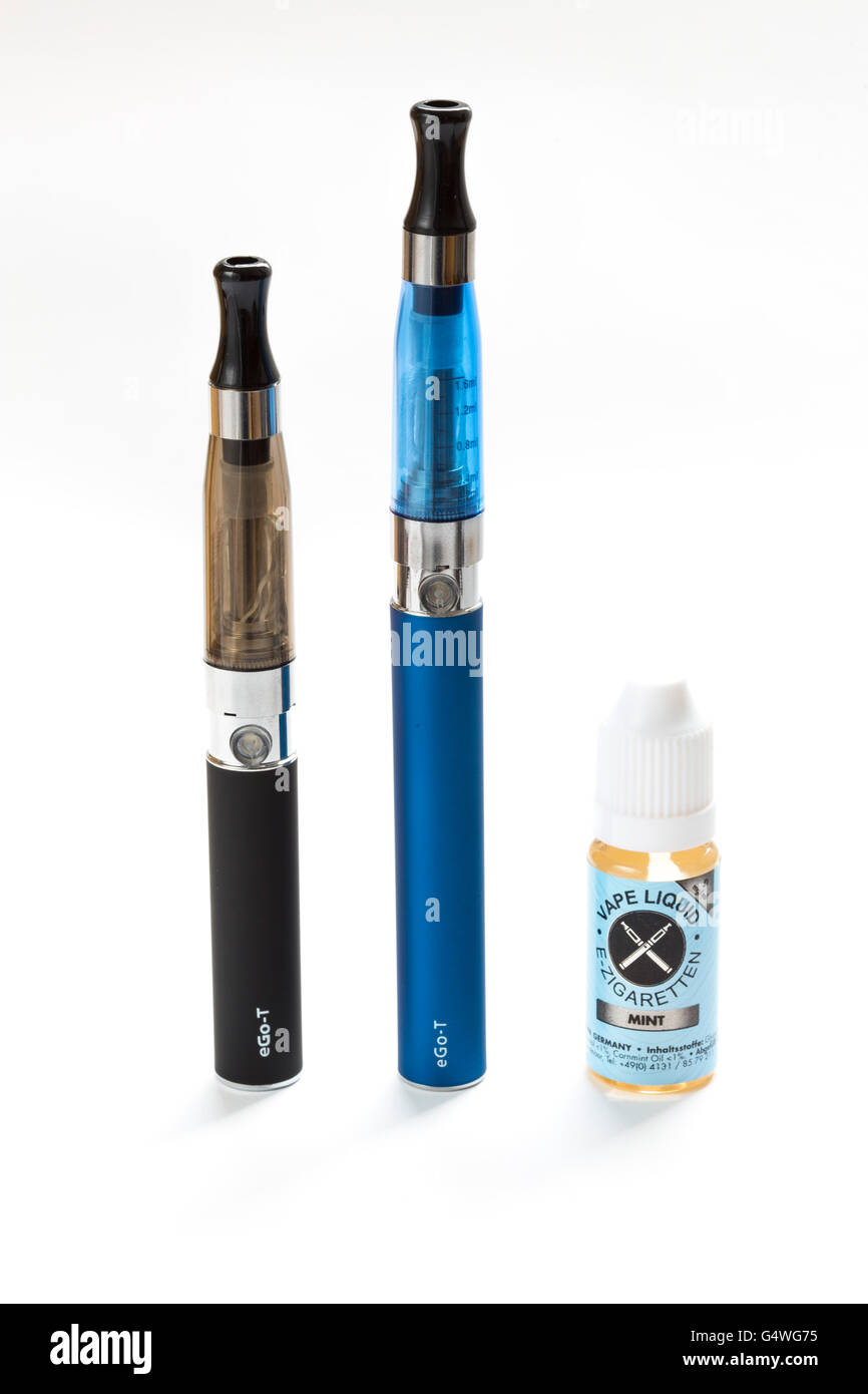 substitut cigarette électronique E-cigarette, cigarette électronique, s'évaporer d'un liquide, liquide,  d'inhaler de la vapeur humide, un substitut à la nicotine Photo Stock