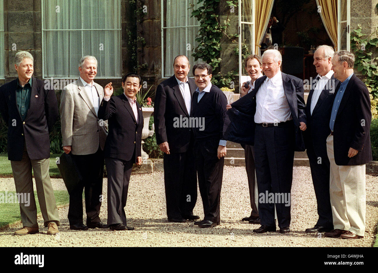 Les dirigeants du G8 forment un groupe informel à Weston Park.De gauche à droite : Bill Clinton; Jacques Santer; Tyutaro Hashimoto; Jacques Chirac; Roman Prodi;Tony Blair; Boris Eltsine; Helmut Kohl et Jean Chrétien.* titres complets L-R: PRÉSIDENT AMÉRICAIN Bill Clinton; président de la Commission européenne Jacques Santer; premier ministre japonais Ryutaro Hashimoto; président français Jacques Chirac; premier ministre italien Romano Prodi; premier ministre britannique Tony Blair; président russe Boris Eltsine; chancelier allemand Helmut Kohl et Premier ministre canadien Jean Chrétien. Banque D'Images