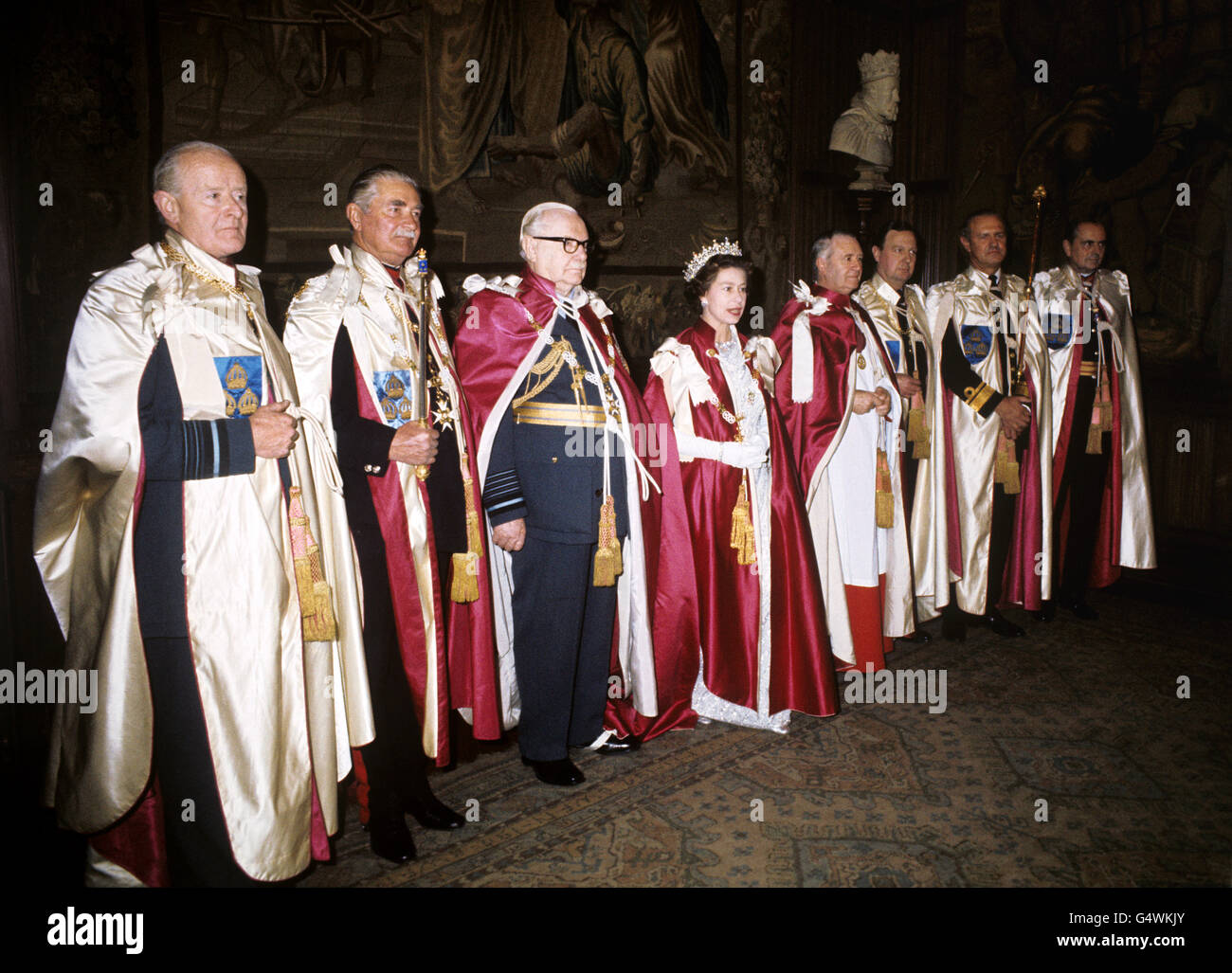 Le maréchal Sir Anthony Selway, le général Sir Richard Goodbody Marshall de RAF, Sir Arthur Harris, la reine Elizabeth II, le révérend Eric S. Abbott, le contre-amiral Dr Conrad Swan, Colin Madden et le major-général Peter Gillett dans la salle de Jérusalem, à l'abbaye de Westminster après la cérémonie de l'ordre du bain Banque D'Images