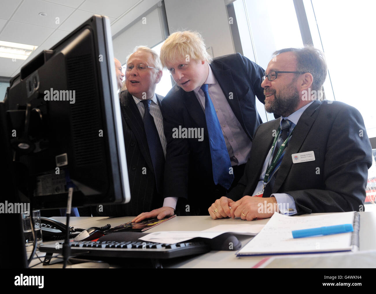 Le maire de Londres, Boris Johnson, visite le nouveau centre de contrôle des incendies à l'ouest de Londres en prévision des Jeux Olympiques de Londres 2012 plus tard cette année après son ouverture officielle. Banque D'Images