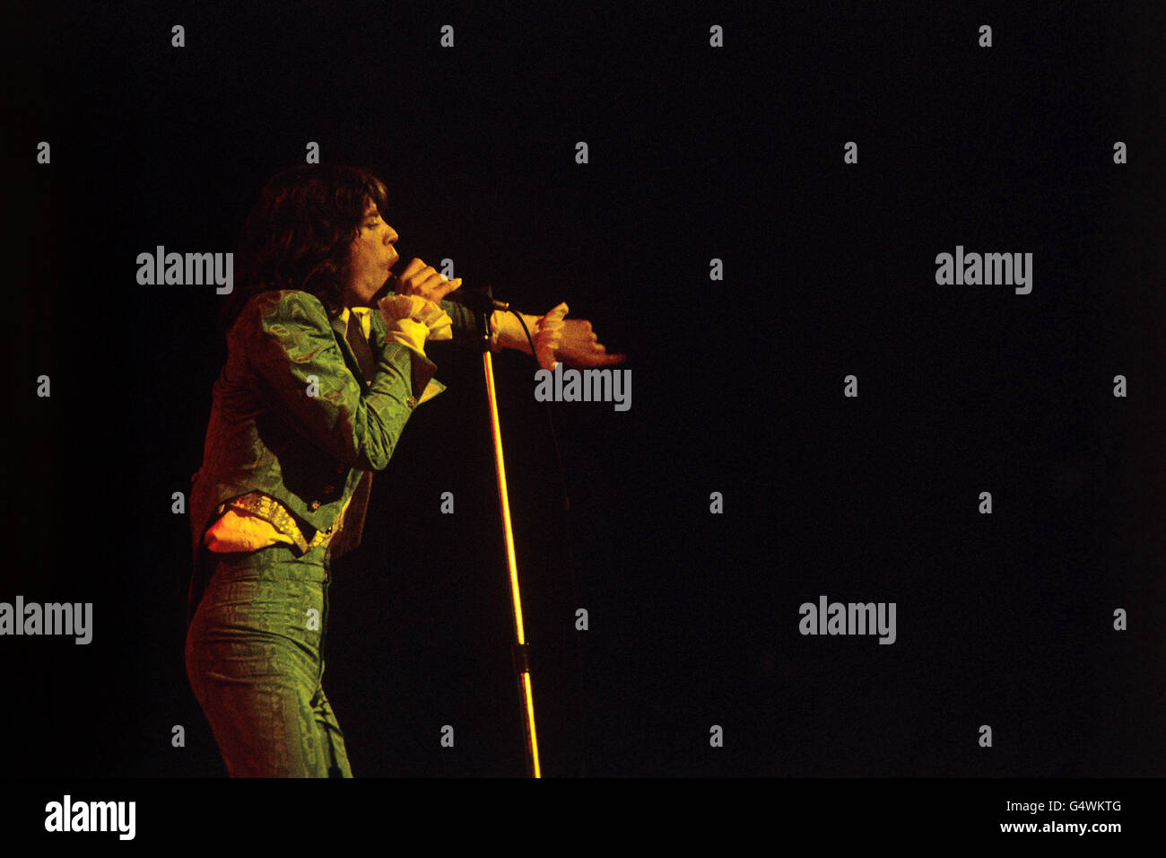 Mick Jagger, le chanteur principal avec les Rolling Stones, se présentant avec le groupe au premier de la série de concerts de Londres à Earl's court. Banque D'Images