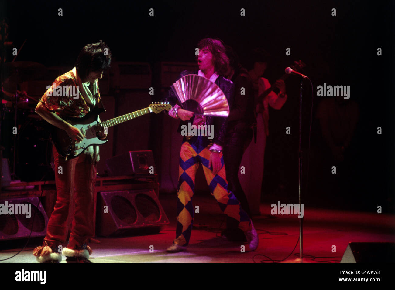 Les Rolling Stones sur scène lors du premier concert britannique de leur tournée européenne. De gauche à droite : Ronnie Wood, Mick Jagger, Keith Richards et Bill Wyman (arrière-plan) Banque D'Images