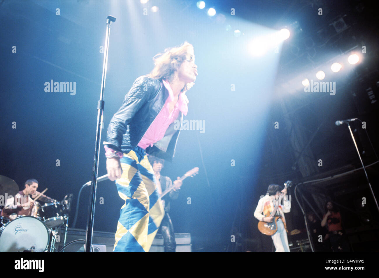 Mick Jagger, Charlie Watts (batterie) et Bill Wyman des Rolling Stones sur scène lors du premier concert britannique de leur European Tour. Banque D'Images