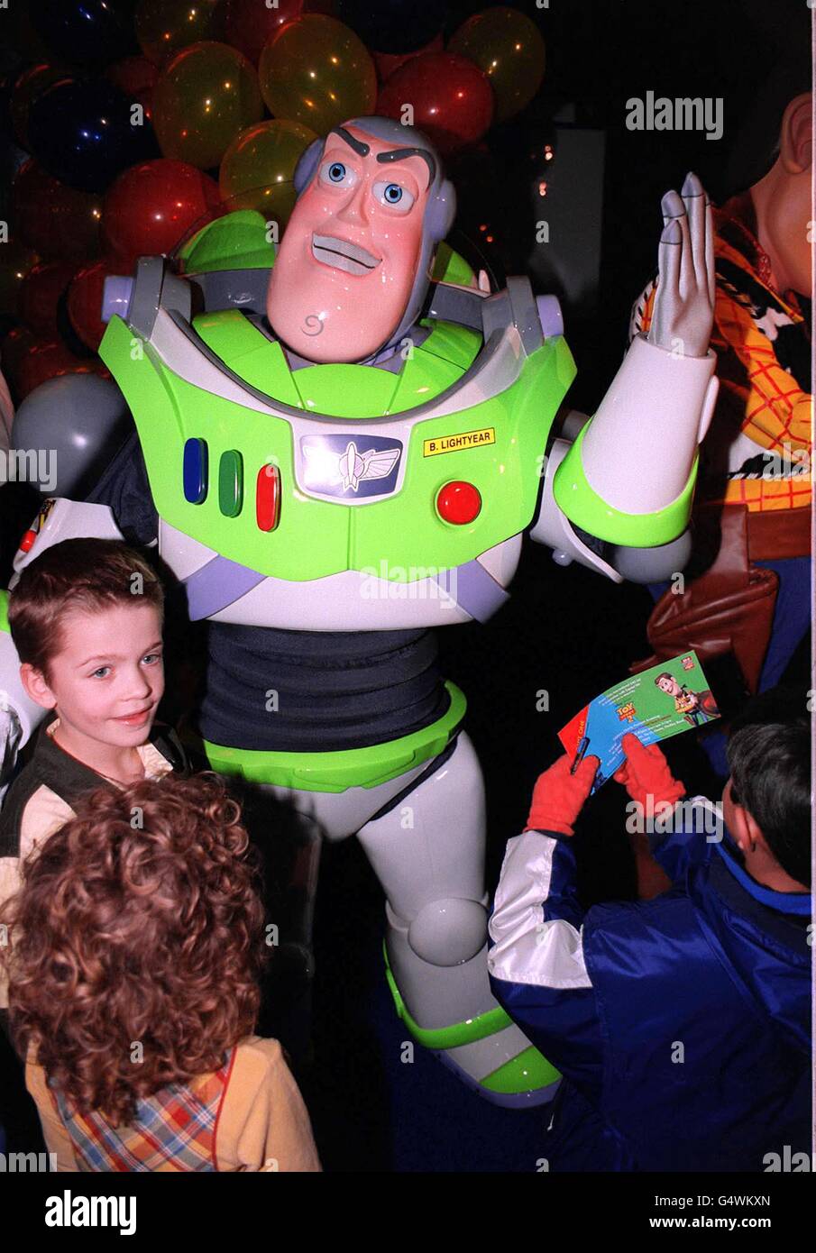 Le film « Buzz Lightyear » de Toy Story accueille de jeunes fans lors de la première du film britannique Toy Story 2 au Warner Village Cinema de Finchley, Londres. Banque D'Images