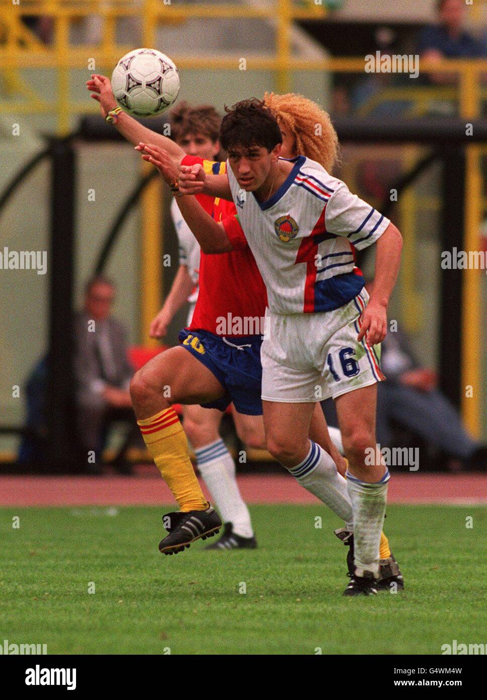 Le Refik Sabanadzovic de Yougoslavie retient Carlos Valderrama de Colombie Banque D'Images