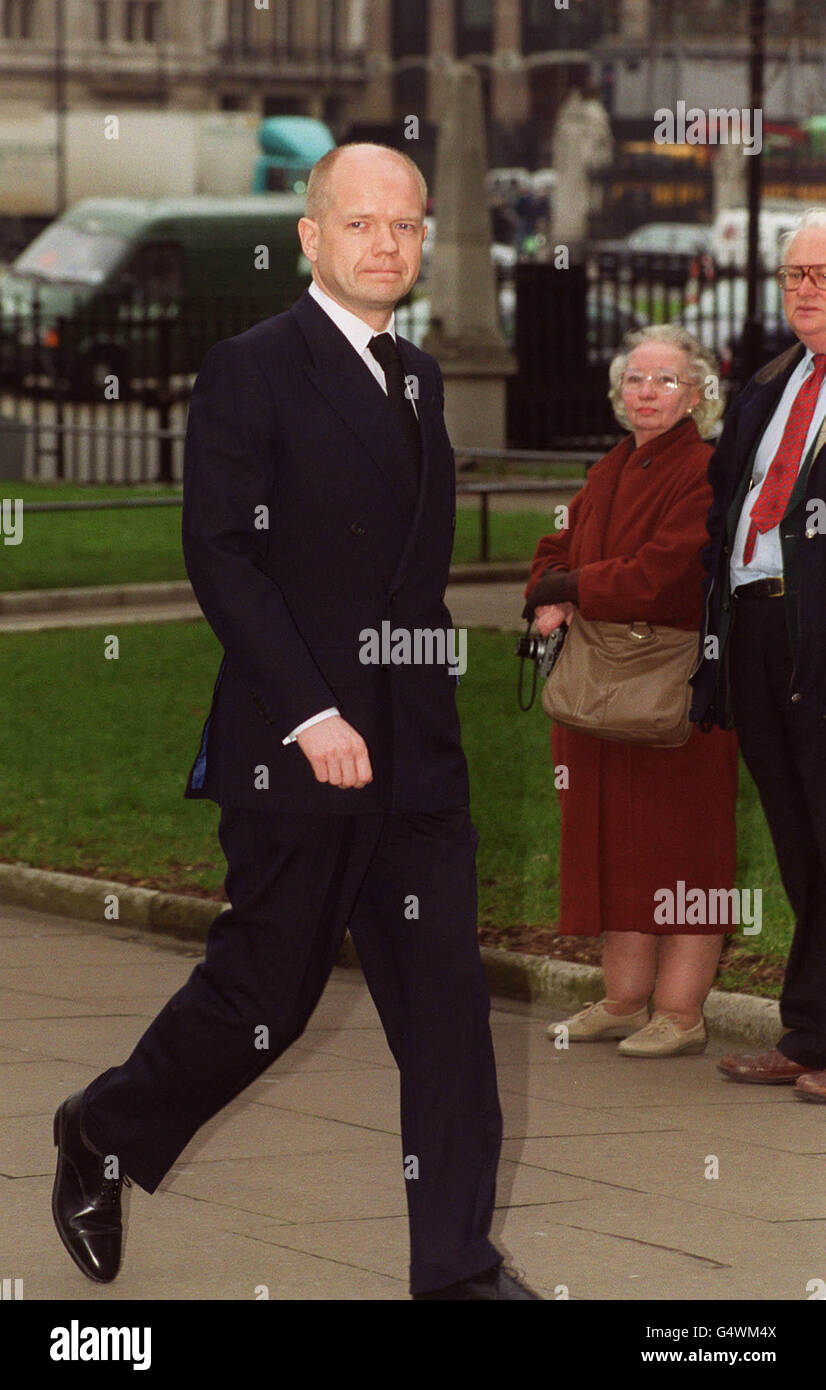 Le chef conservateur William Hague arrive à l'abbaye de Westminster pour le service commémoratif de l'ancien député conservateur Alan Clark. M. Clark 71, député de Kensington et Chelsea, est décédé le 5 septembre 1999. Banque D'Images