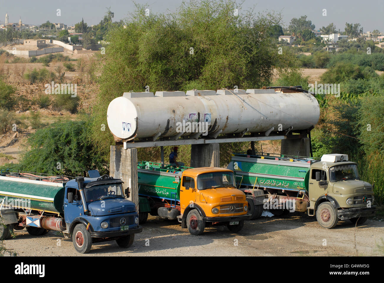 Wassertank Bosnien und her ... mit Trinkwasser und vom Fluss Jordanie Tankwagen fuer Wasserverteilung / Jordanie réservoir avec de l'eau du Jourdain et les camions-citernes pour la distribution de l'eau Banque D'Images