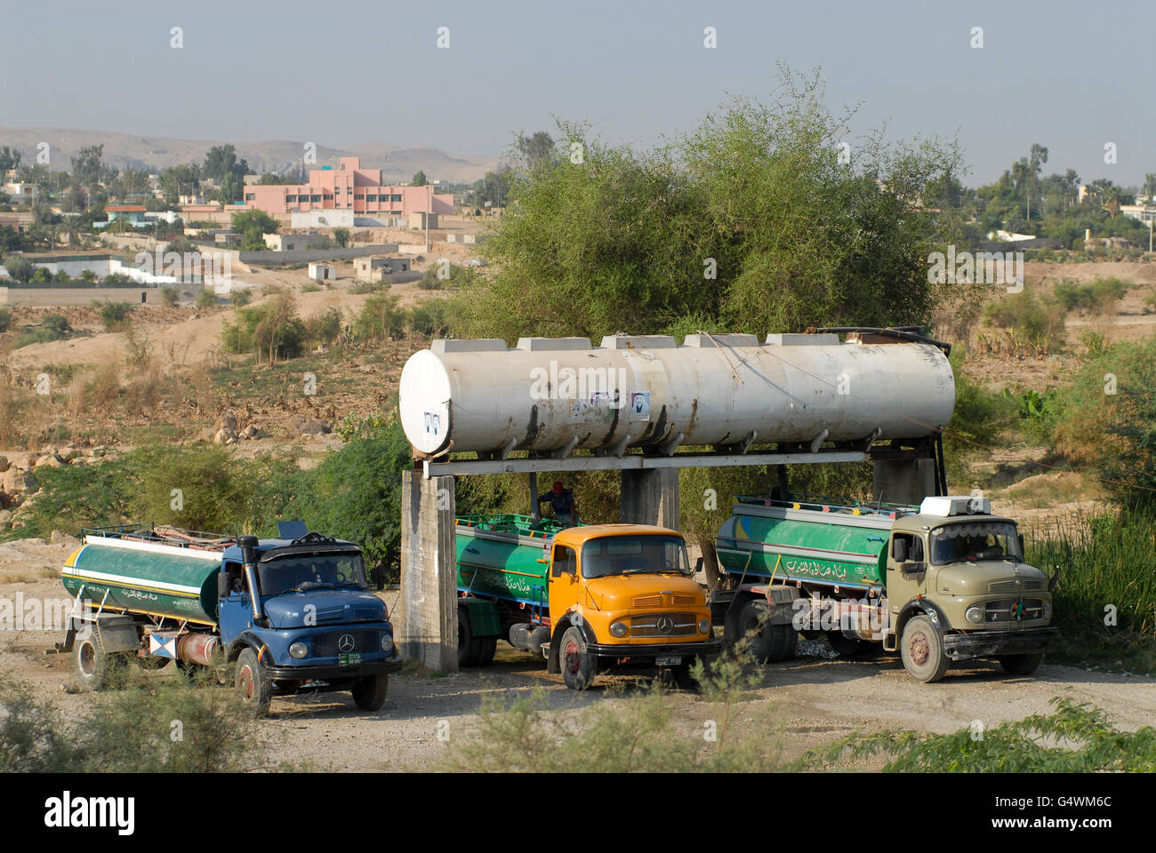 Wassertank Bosnien und her ... mit Trinkwasser und vom Fluss Jordanie Tankwagen fuer Wasserverteilung / Jordanie réservoir avec de l'eau du Jourdain et les camions-citernes pour la distribution de l'eau Banque D'Images