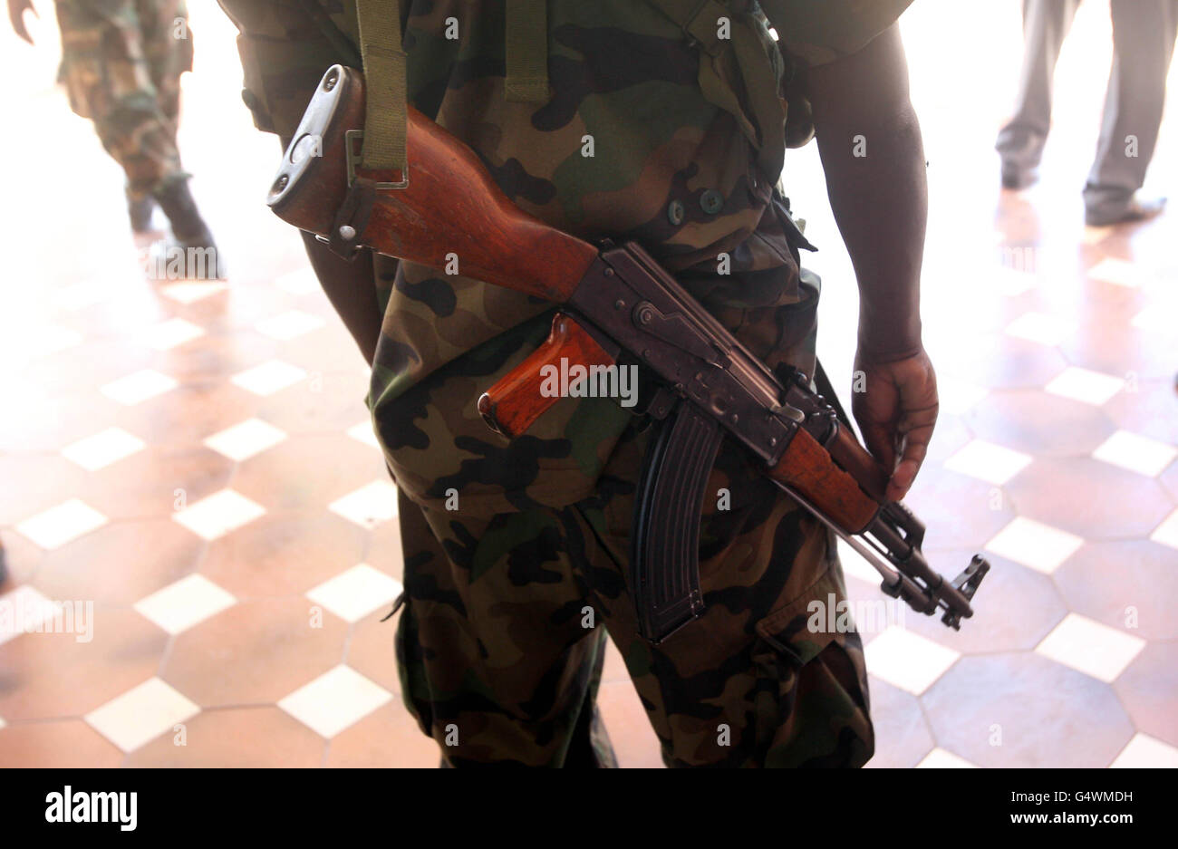 Une garde armée est en service devant Villa Somalie, le palais présidentiel de Mogadiscio, en Somalie, lors d'une visite du ministre britannique des Affaires étrangères William Hague. Banque D'Images