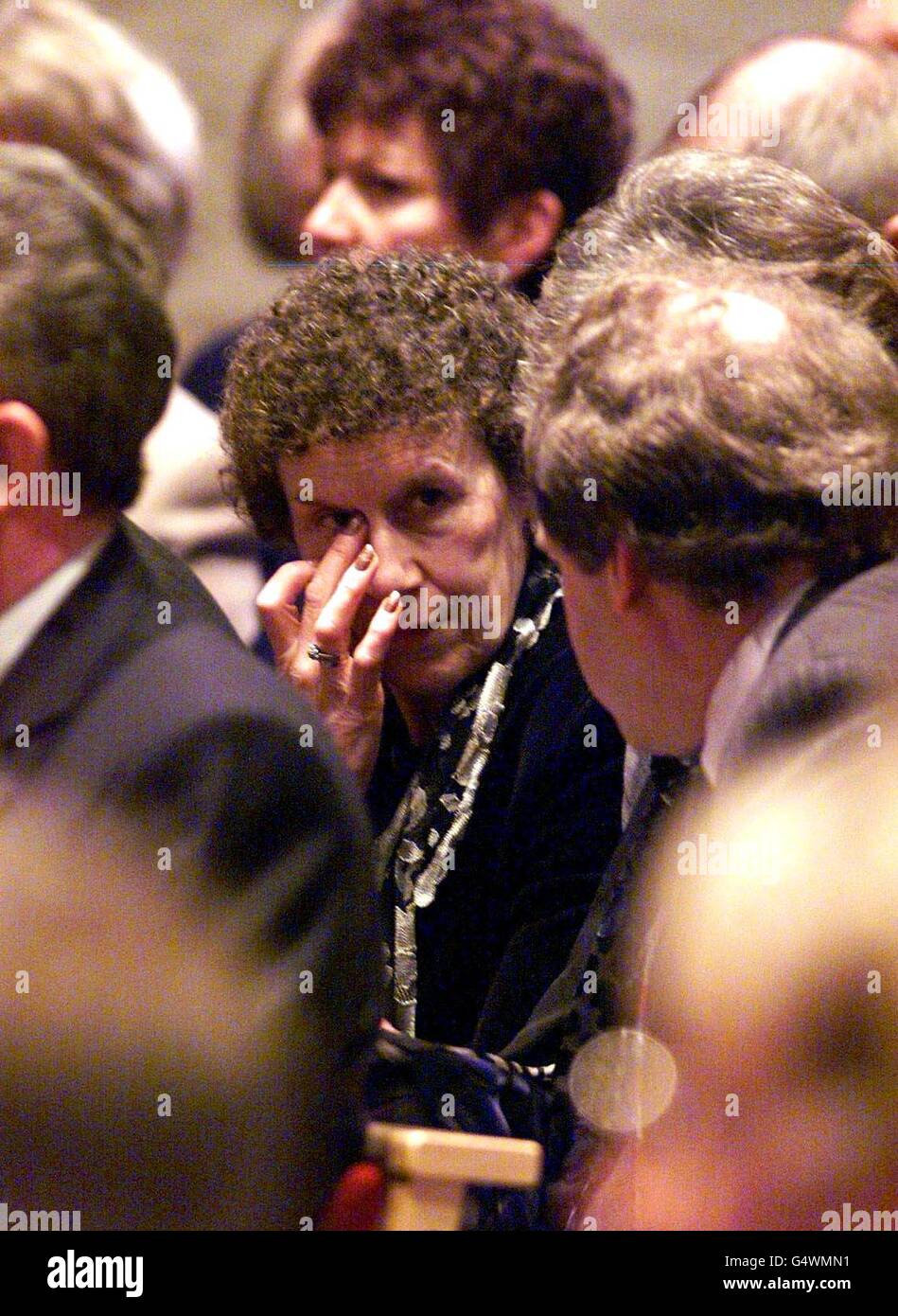 Angela Woodruff, fille de Kathleen Grundy qui a été tuée par Harold Shipman, a rejoint d'autres qui ont perdu des amis et des proches du tueur en série Harold Shipman s'est joint dans le chagrin, à un service spécial de prière. * des centaines sont arrivés à l'église St George à Hyde, dans le Grand Manchester pour le service œcuménique. Banque D'Images