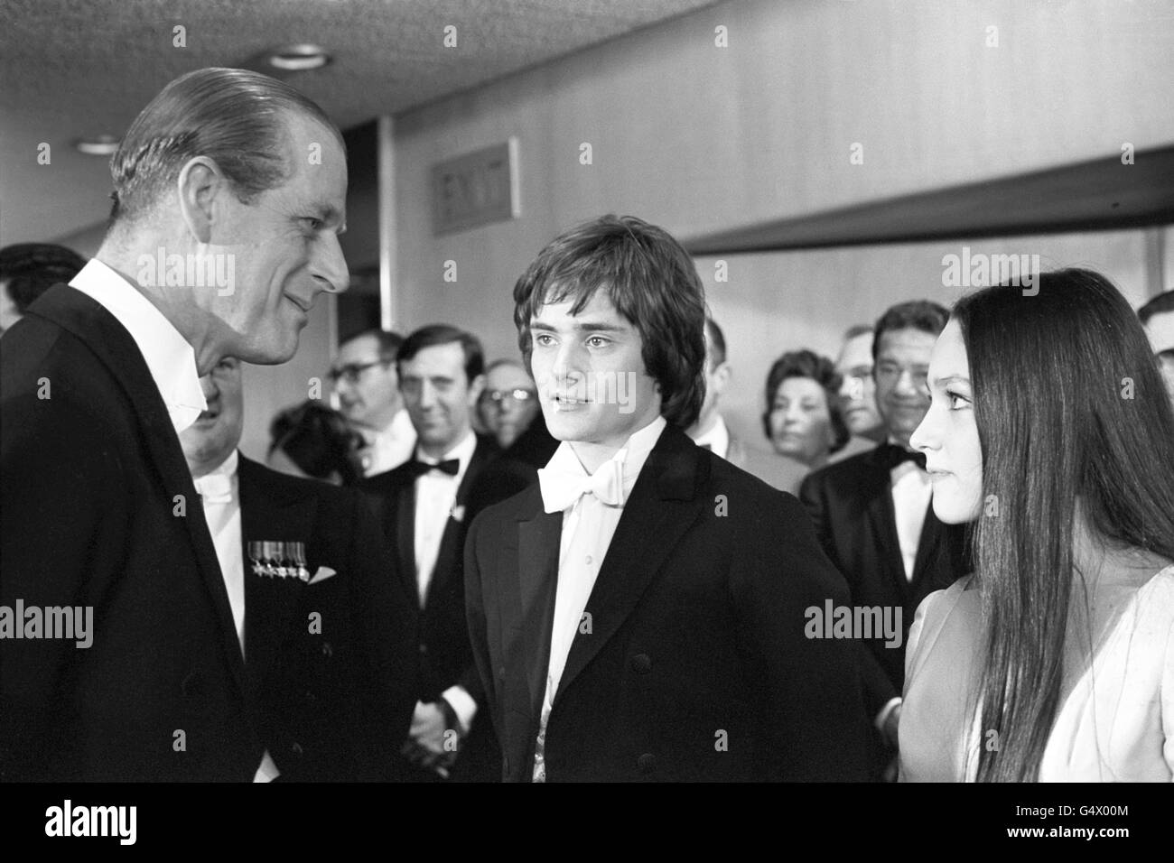 Le duc d'Édimbourg s'entretient avec Olivia Hussey et Lenard Whiting, les jeunes stars de Romeo et Juliette, avant le Royal film Performance à l'Odéon, Leicester Square. Banque D'Images