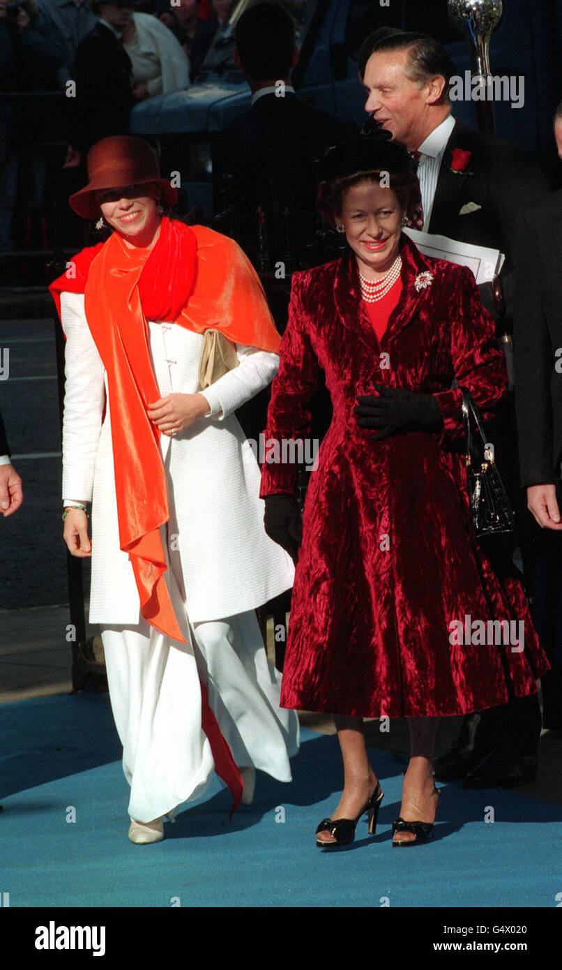 La princesse Margaret et sa fille Lady Sarah Armstrong-Jones arrivent à Westminster pour le mariage de son fils Lord Linley à Serena Stanhope. Banque D'Images
