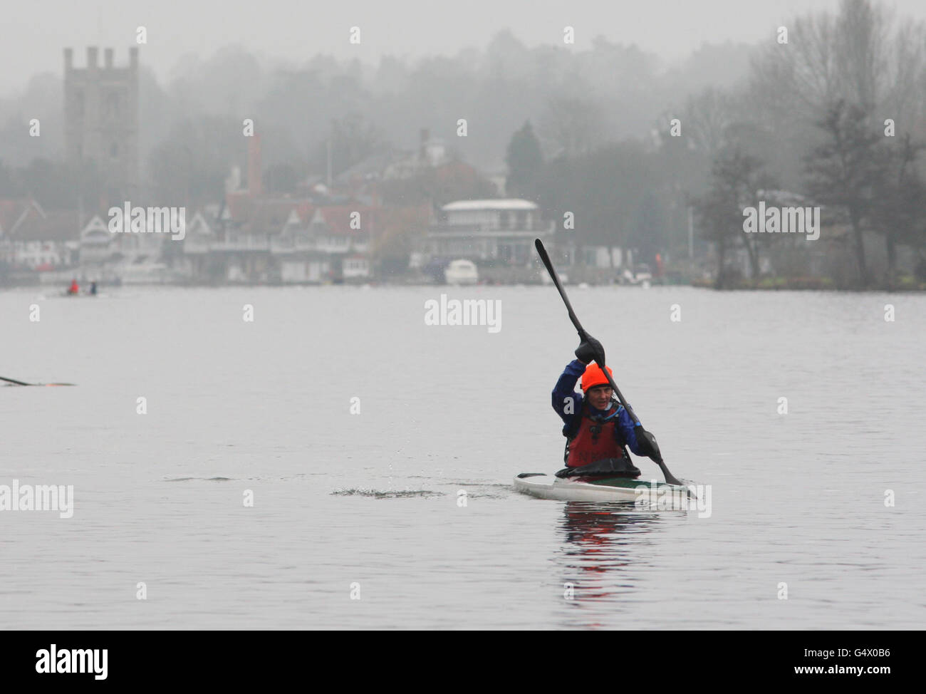 Hiver 29 janvier. Un canoéiste sur un Henley-on-Thames brumeux, Oxfordshire. Banque D'Images