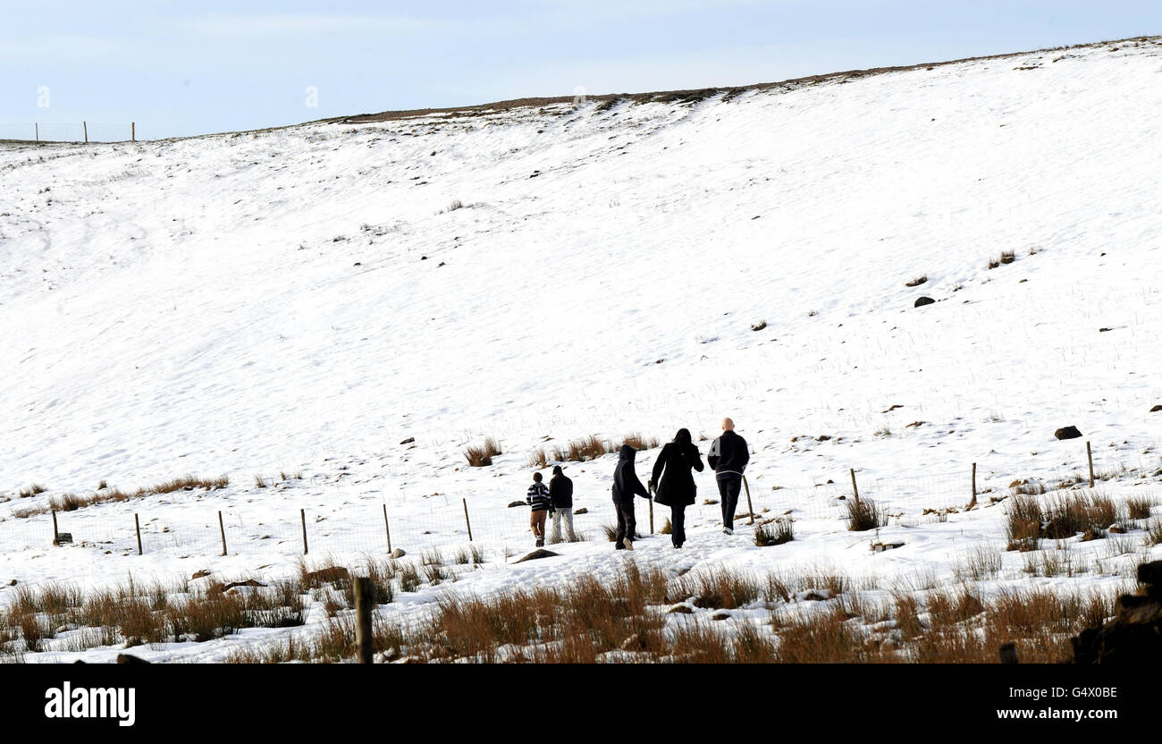 Les marcheurs dans la neige près du pont Pateley, dans le Yorkshire, tandis que les prévisionnistes avertissent des températures glaciales pour la semaine à venir. Banque D'Images