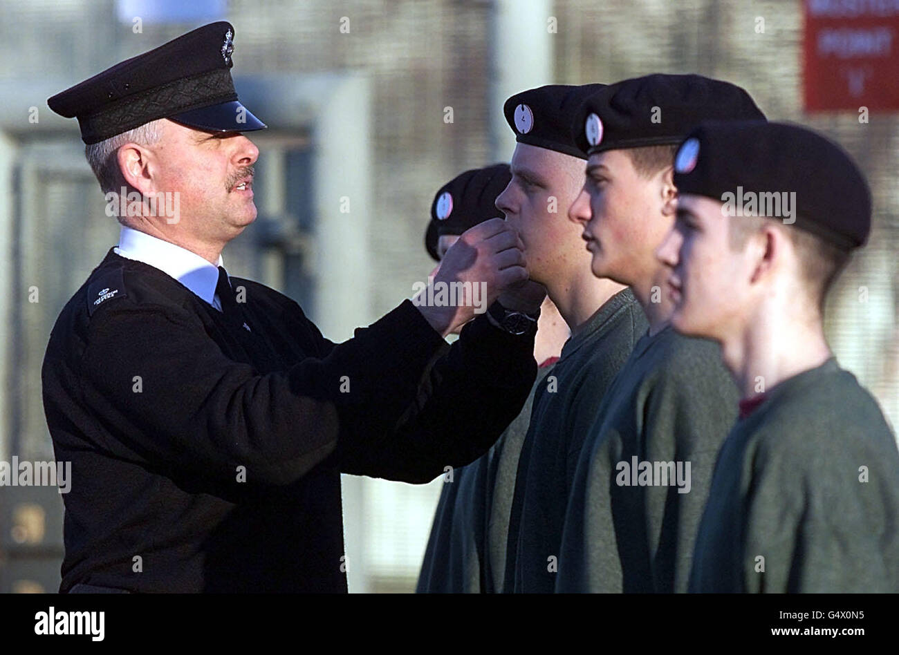 Keith Daniels, agent de prison, avec quatre jeunes contrevenants à l'Institut Wetherby des jeunes contrevenants, dans le Yorkshire. Les garçons se sont joints à un nouveau système de services pénitentiaires, visant à les aider à avoir un aperçu de la vie de l'Armée de terre en vue de leur adhésion à la libération. Banque D'Images