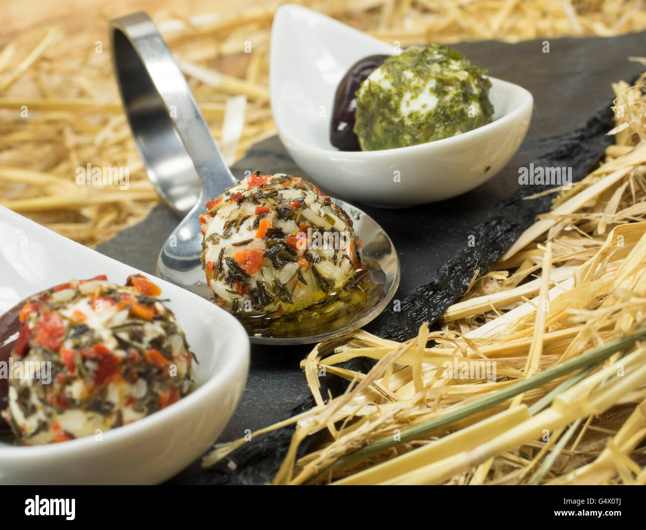 Boules de fromage à la crème aux herbes à base de lait de chèvre Banque D'Images