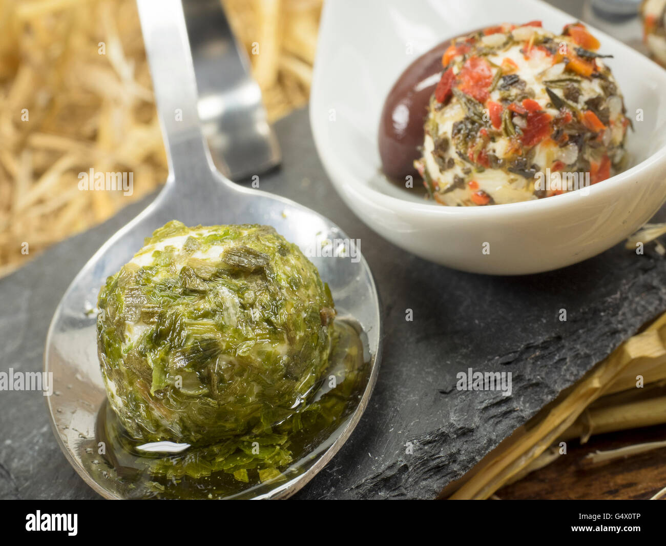 Boules de fromage à la crème aux herbes à base de lait de chèvre Banque D'Images