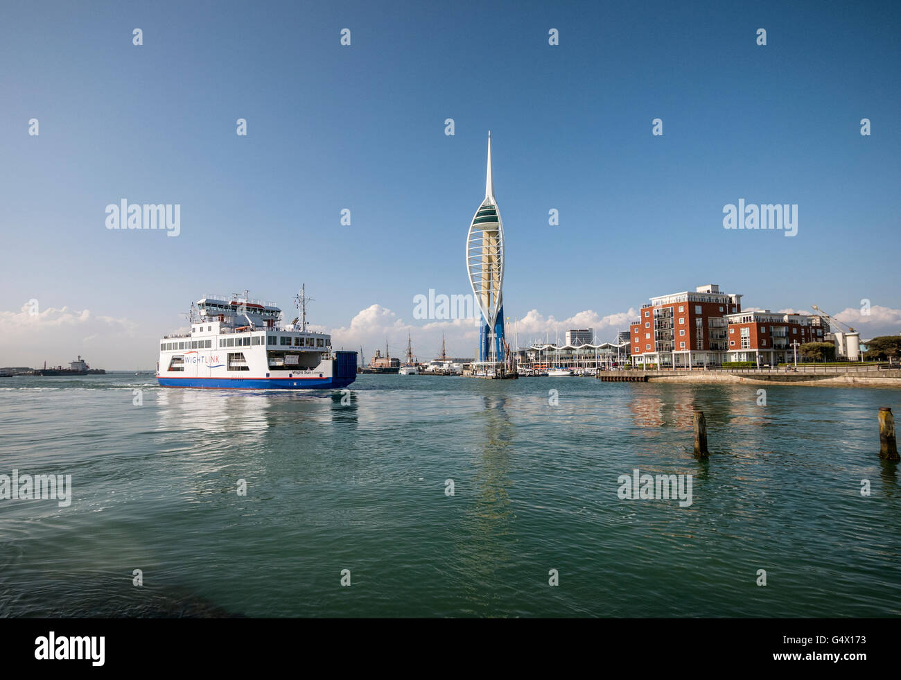 Portsmouth Harbour, île de Wight Ferry, Tour Spinnaker et de Gunwharf Quays de Spice Island Banque D'Images