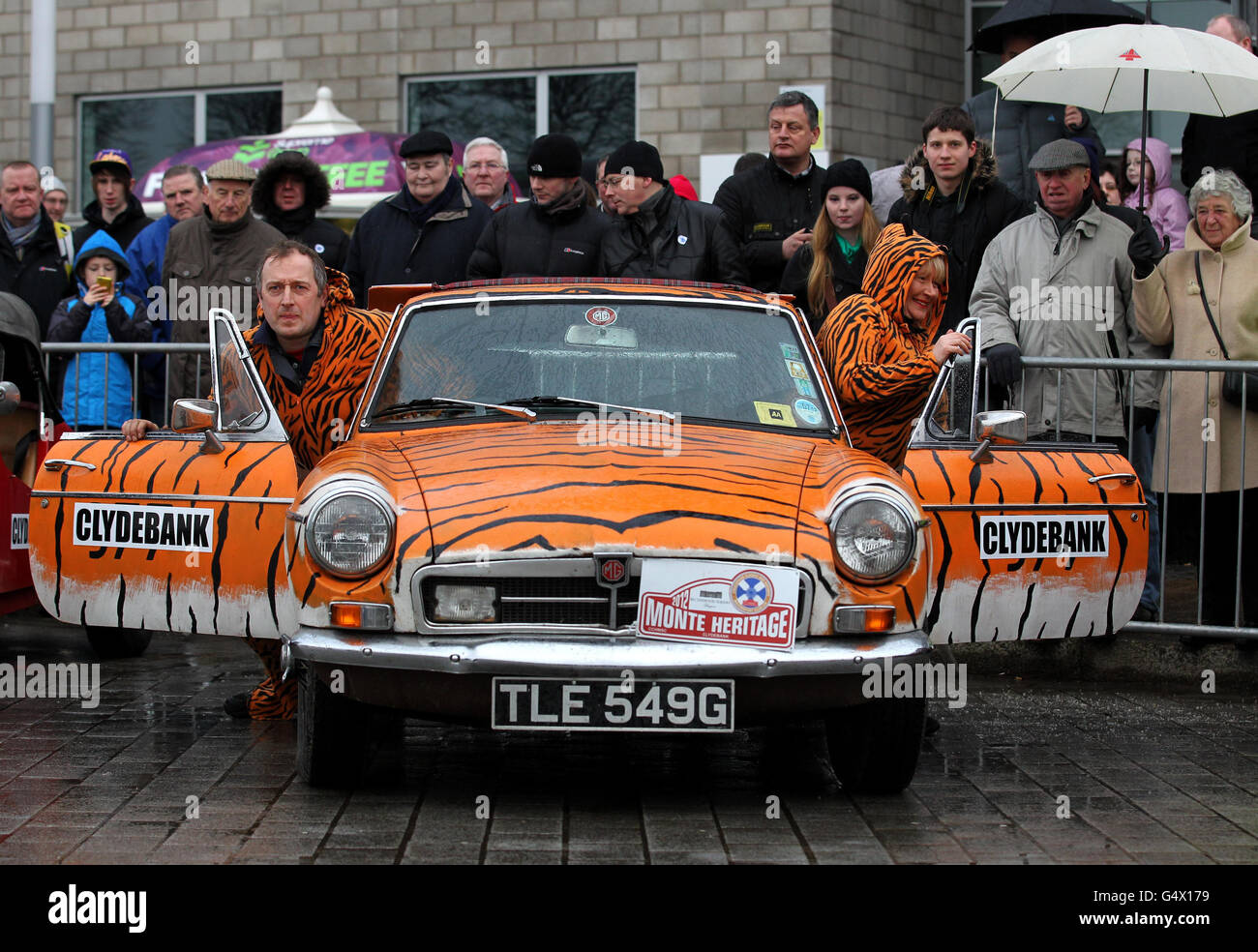 Les concurrents de Monte Carlo Rally Andy et Allie Hamilton avec leur MG au Monte Carlo Rally 2012 à partir de Clydebank, en Écosse, avec environ 100 véhicules classiques participant à la course de 2190 miles. Banque D'Images