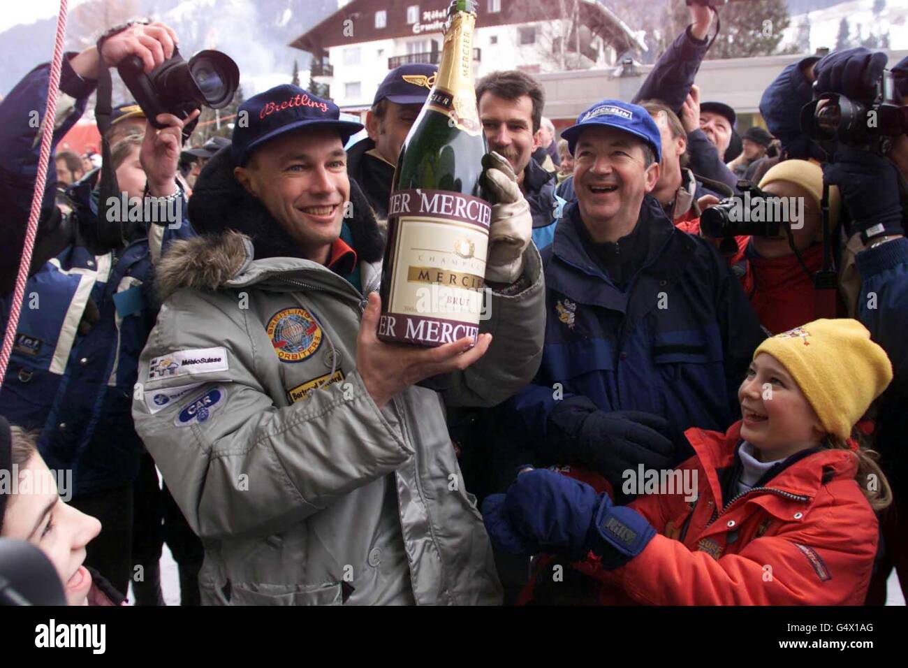 Dans le monde entier, les briseurs de ballons Brian Jones (R) de Wiltshire et Bertrand Piccard de Suisse reçoivent un accueil des héros des fans du Château d'Oex, lors de la semaine internationale annuelle des montgolfières, en Suisse. * le petit village suisse a été la vue de lancement de leur voyage épique de trois semaines en mars 1999. Banque D'Images