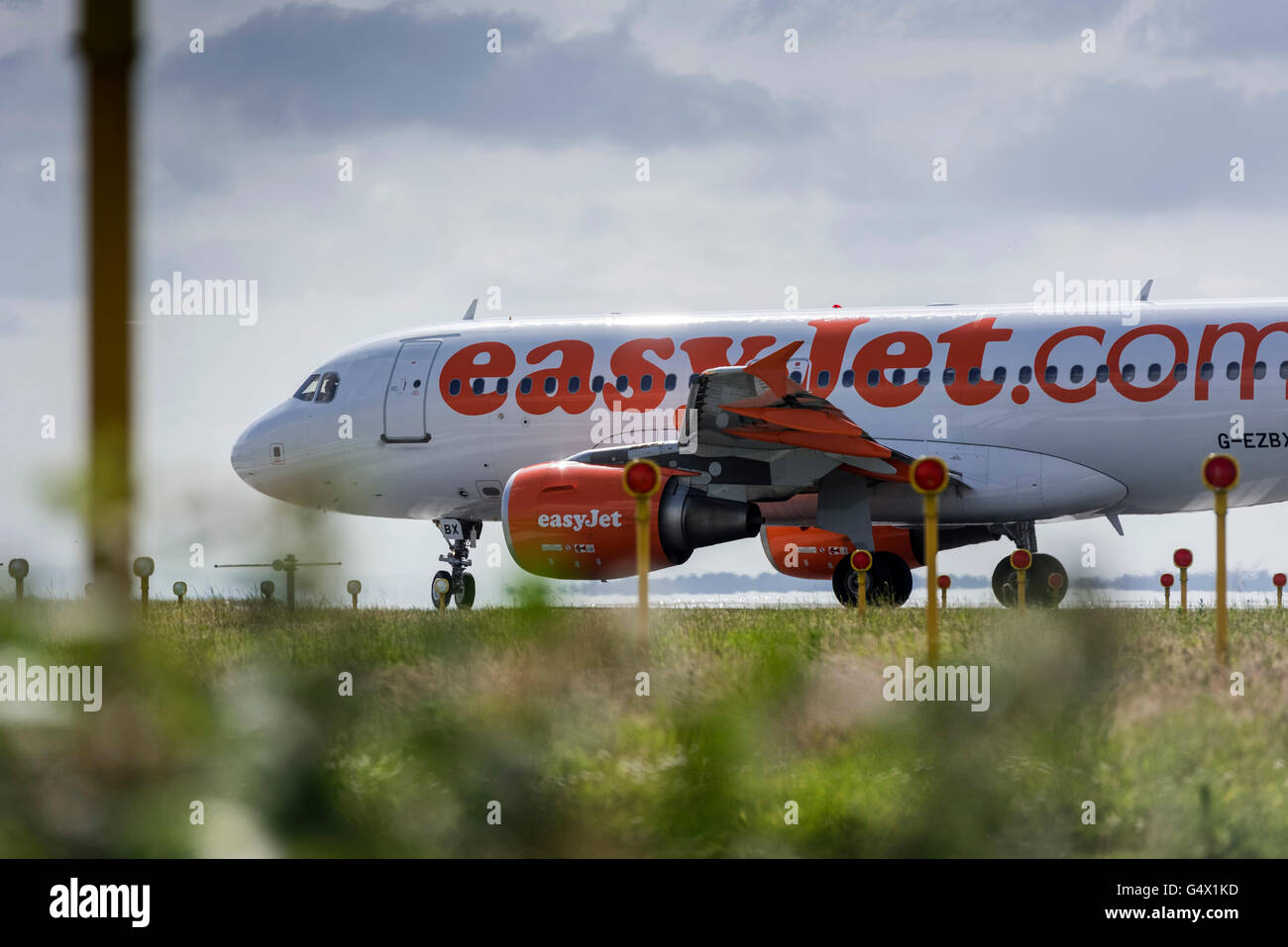 La compagnie aérienne EasyJet Airbus A319 Reg G-EZBX aligné pour le décollage. Banque D'Images