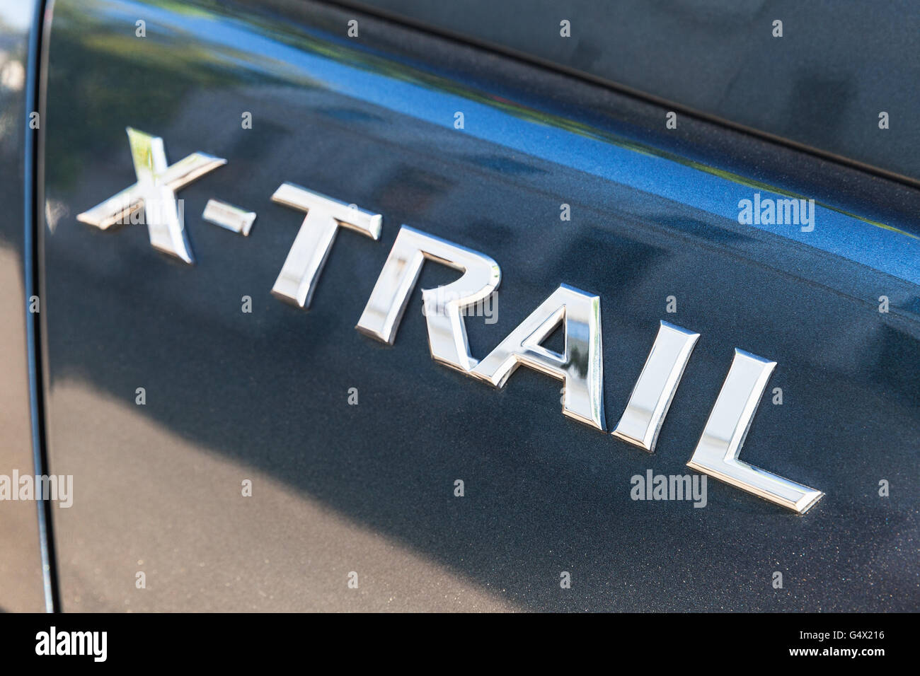 Saint-pétersbourg, Russie - 15 mai 2016 : Nissan X-Trail SUV voiture logo, photo gros plan avec selective focus Banque D'Images