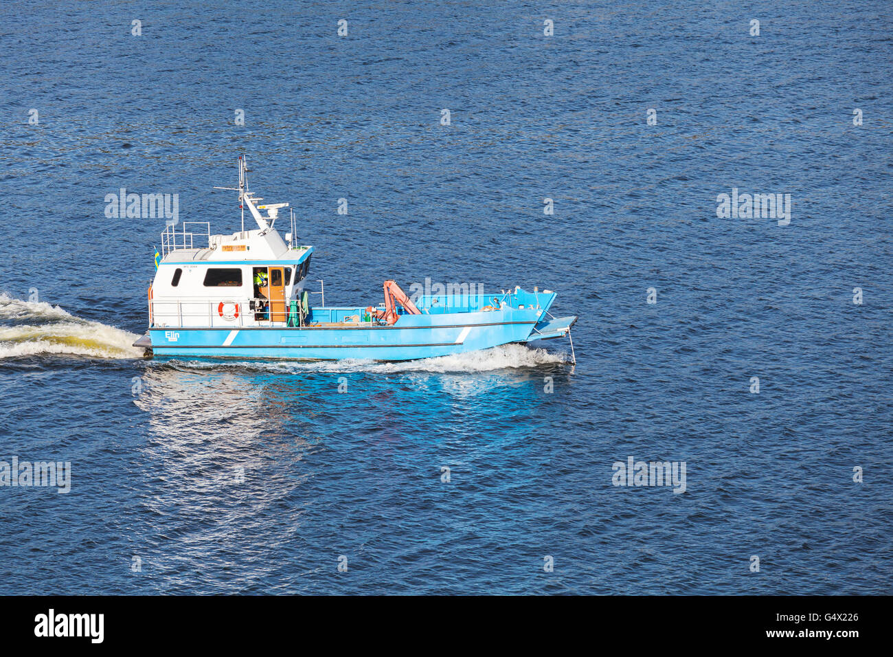 Vaxholm, Suède - mai 6, 2016 : Petit Bateau cargo bleu poursuit en mer Baltique Banque D'Images