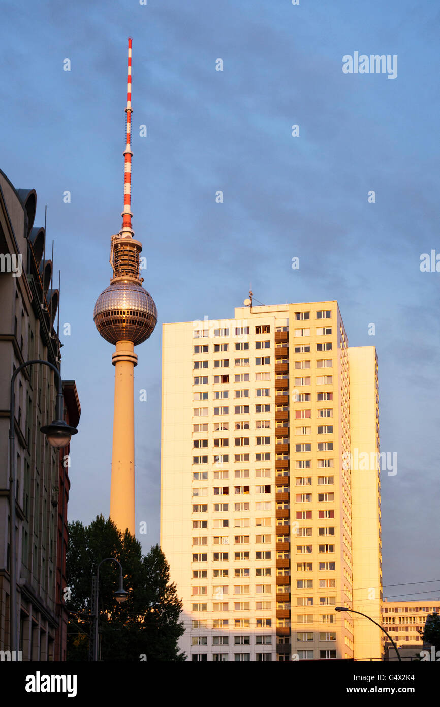 Berlin, Allemagne. Le 368m Fernsehturm (tour de télévision de Berlin) sur Alexanderplatz, construit en 1969 dans ce qui était alors l'Allemagne de l'Est Banque D'Images