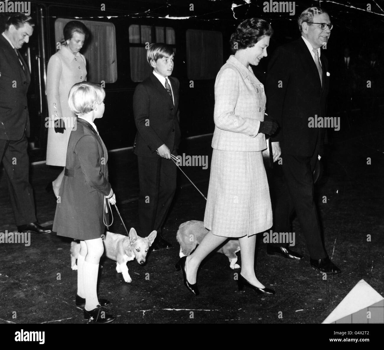*numérisation basse résolution à partir de la presse, haute résolution disponible sur demande* la reine Elizabeth II suivie du train par Prince Edward, sept, et Prince Andrew, onze - à la tête des corgis - et la princesse Anne à la gare de King's Cross, Londres, à l'arrivée de Balmoral. Banque D'Images