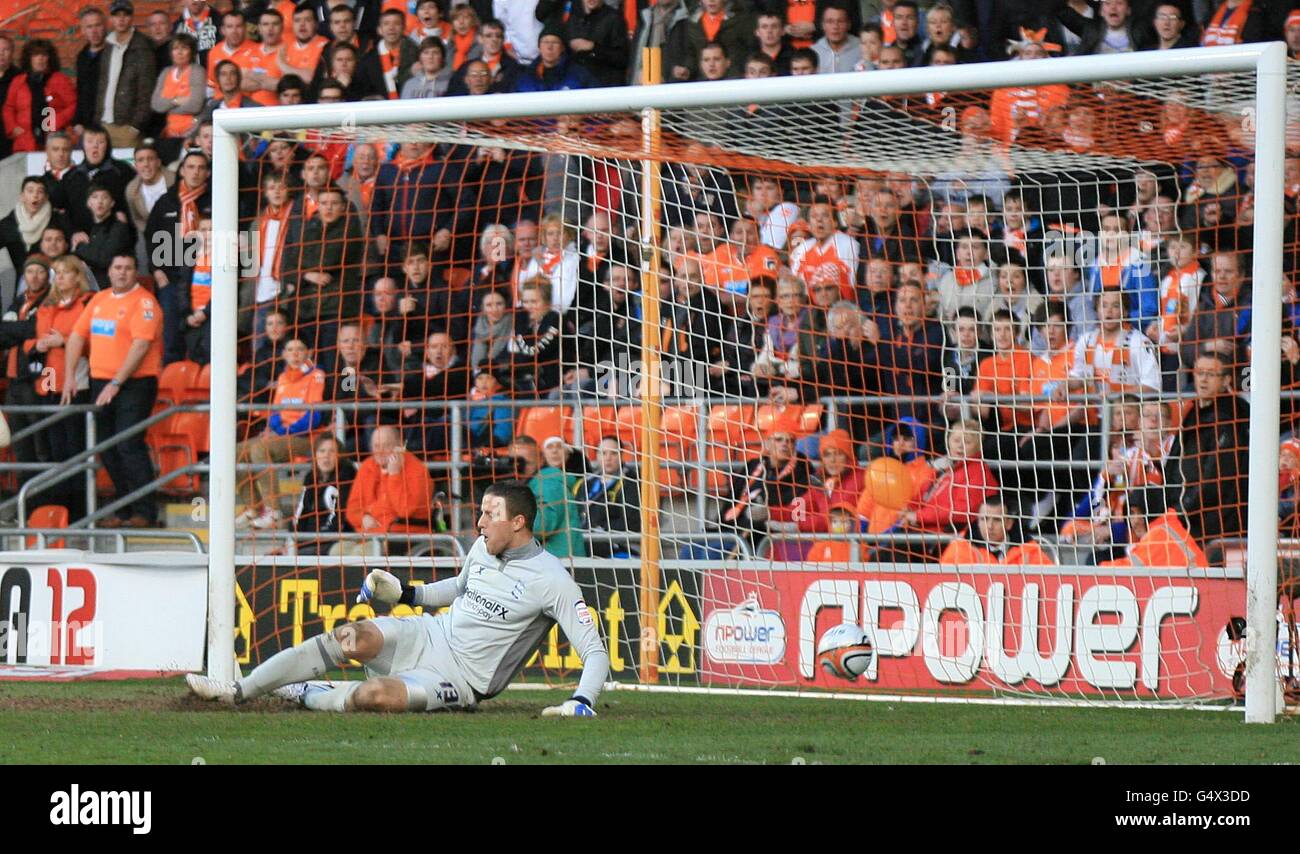 Colin Doyle, gardien de but de Birmingham, voit le tir dévié de Tom Ince de Blackpool le dépasser pour son but d'ouverture lors du match de football de npower League Playoff à Bloomfield Road, Blackpool. Banque D'Images