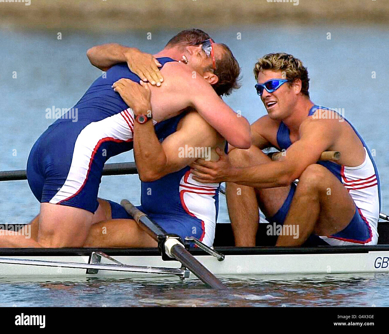 Les rameurs de Grande-Bretagne (de gauche à droite) Tim Foster, Matthew Pinsent, Steve Redgrave et James Cracknell célèbrent la médaille d'or de la finale masculine sans coxin aux Jeux Olympiques de Sydney. * Banque D'Images