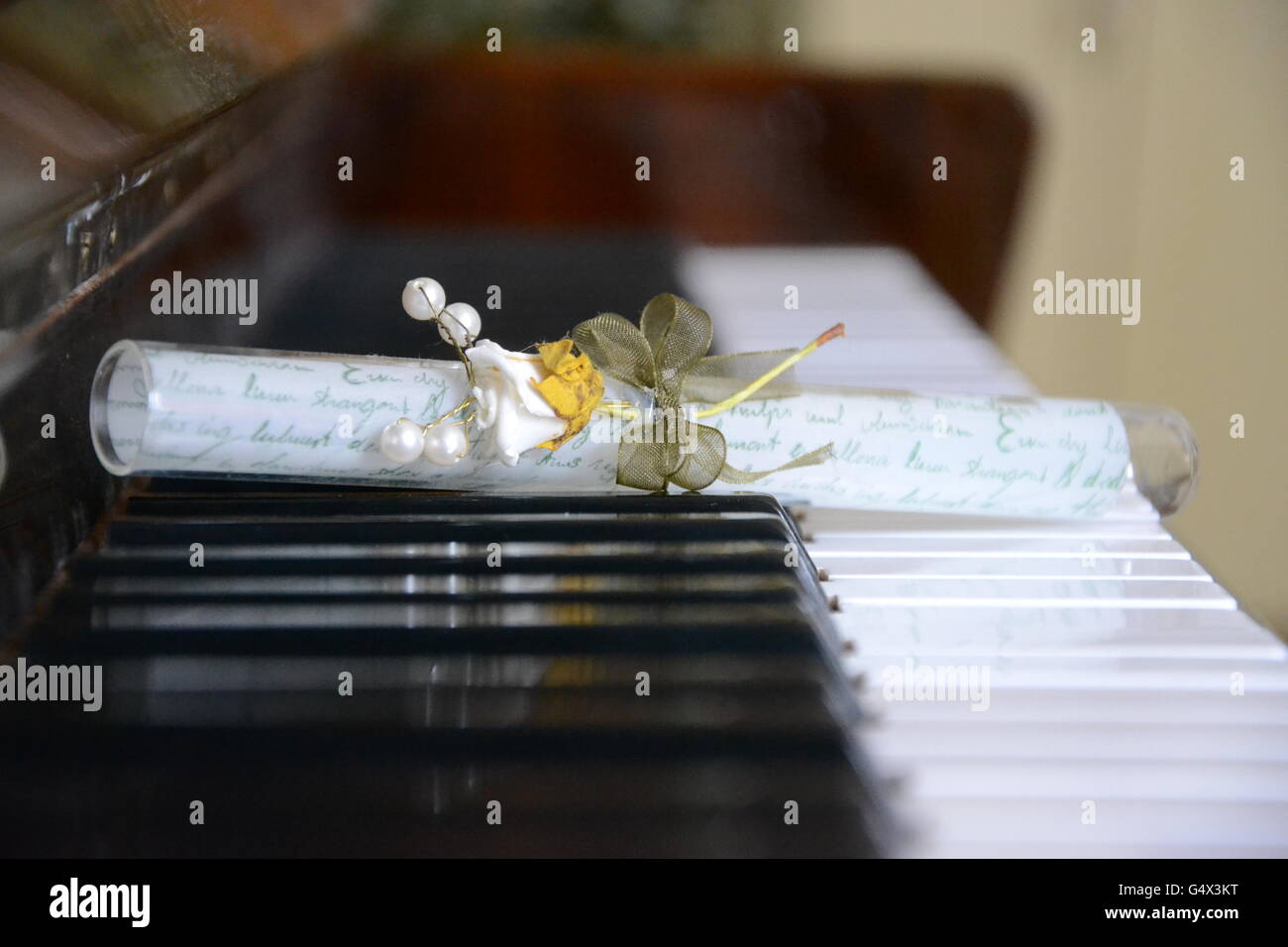 Tube de verre décoratif sur un piano Banque D'Images