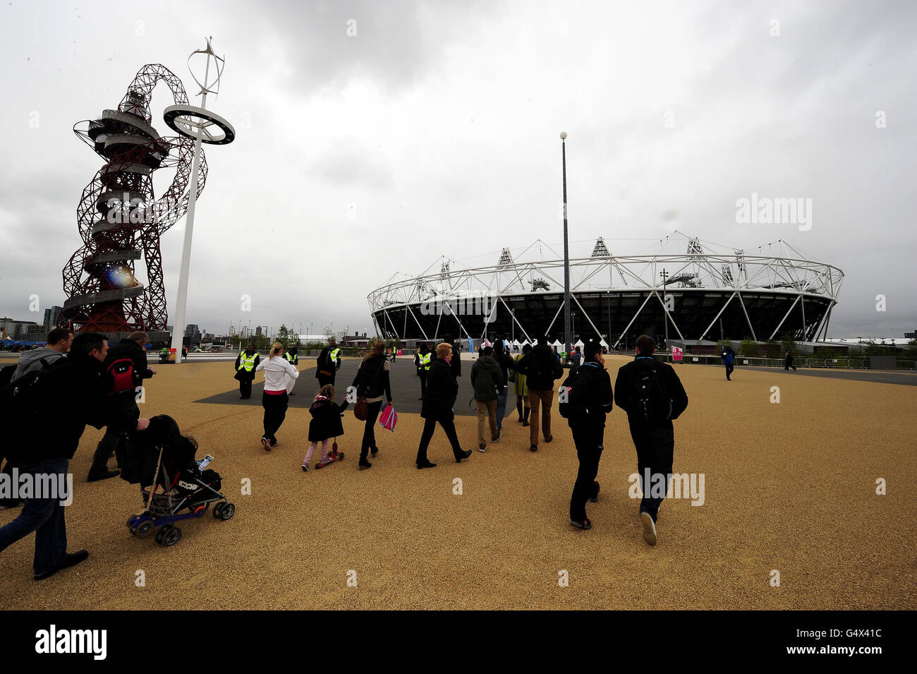 Les fans se rendent au stade olympique avant les championnats sportifs des universités et collèges du stade olympique de Londres. Banque D'Images
