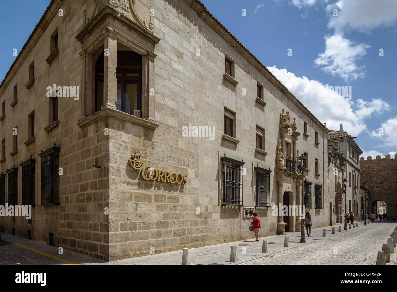 Vue de la ville d'Avila en Castille et Leon, Espagne, post office building Banque D'Images Vue de la ville d'Avila en Castille et Leon, Espagne, post office building Banque D'Images