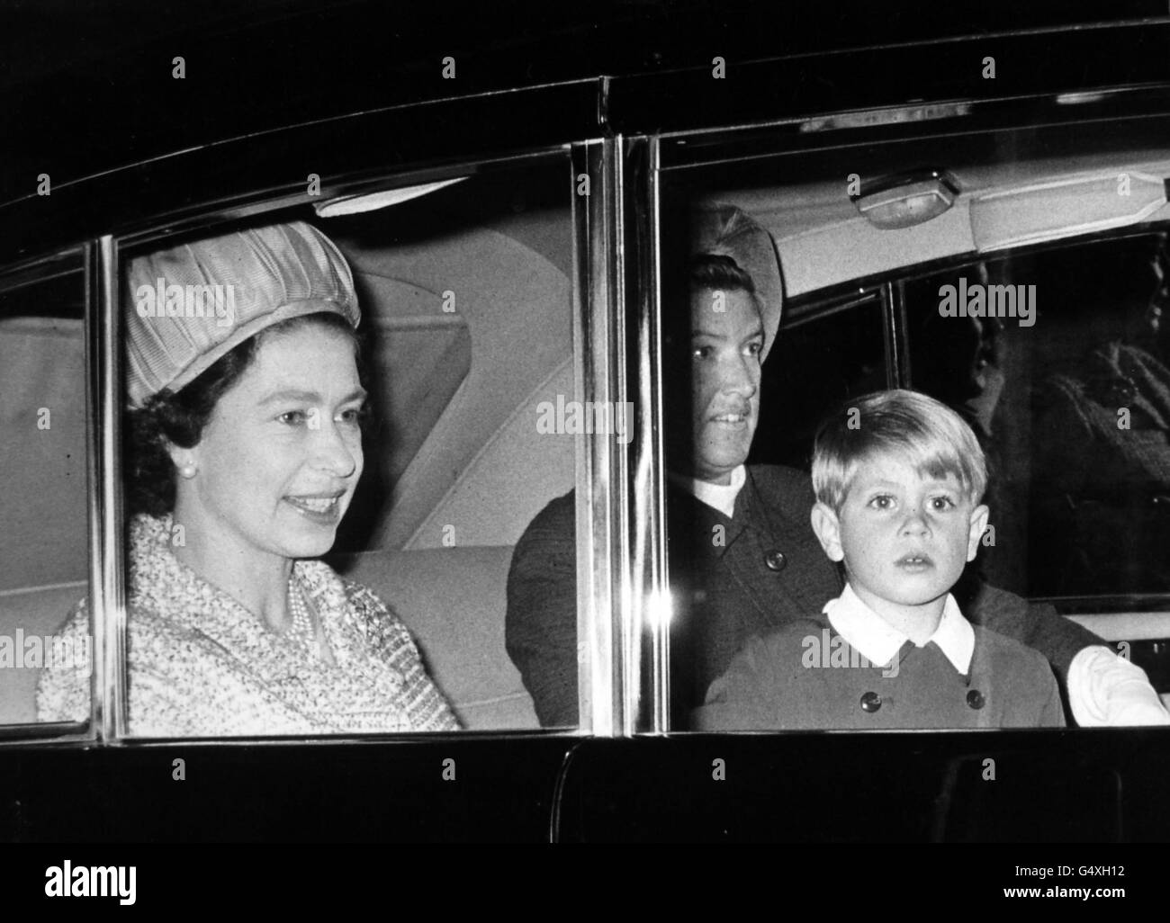 Le prince Edward de quatre ans avec sa mère, la reine Elizabeth II, dans une voiture à la sortie de la gare de Kings Cross. Ils revenaient d'Écosse à Londres. Banque D'Images