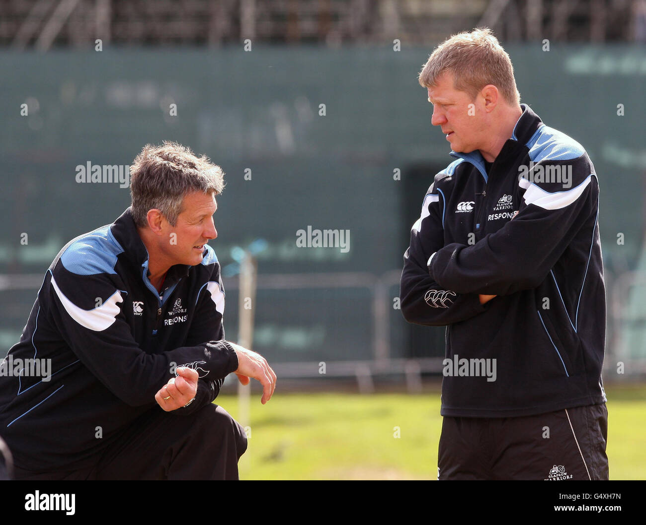 Rugby Union - session d'entraînement Glasgow Warriors - Stade Scotstin.L'entraîneur-chef de Glasgow (à gauche) parle à Shade Munro lors d'une séance d'entraînement au stade Scotstoun, à Glasgow. Banque D'Images