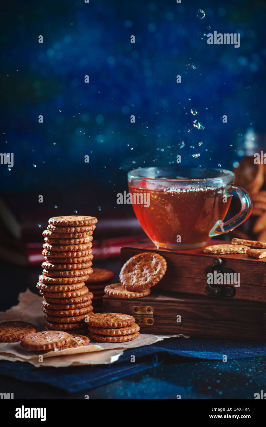 Thé du soir avec le seigle cookies Banque D'Images