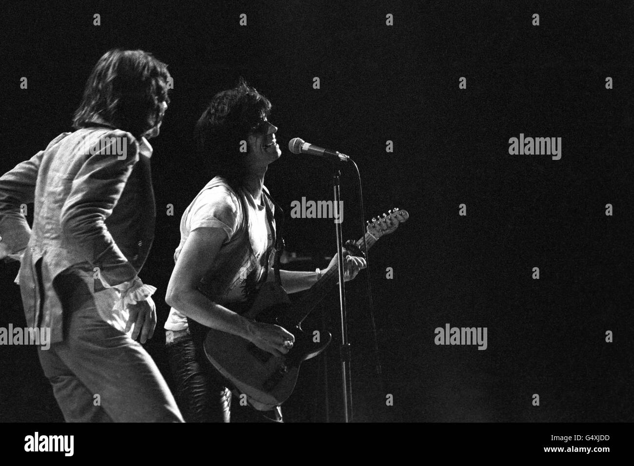 Mick Jagger, chanteur principal des Rolling Stones, lors du premier concert de Londres depuis trois ans. La foule de 17,000 personnes a vu le groupe s'asseoir à la hauteur de sa réputation comme le plus grand groupe rock 'n' roll au monde. Banque D'Images