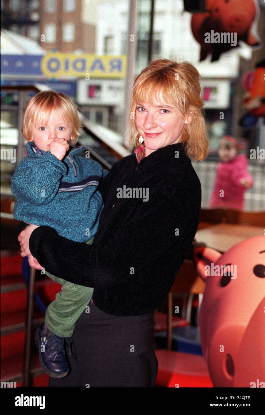 L'actrice Jane Horrocks avec son fils de deux ans Dylan, lors de la première du film britannique Toy Story 2 au Warner Village Cinema de Finchley, Londres. Banque D'Images