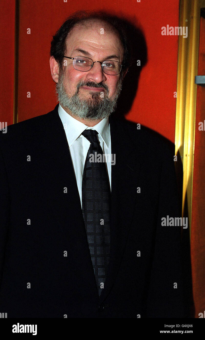 L'auteur Salman Rushdie arrive pour la première du film de célébrités « The End of the Affair » de Neil Jordan au Curzon Cinema de Londres. Banque D'Images