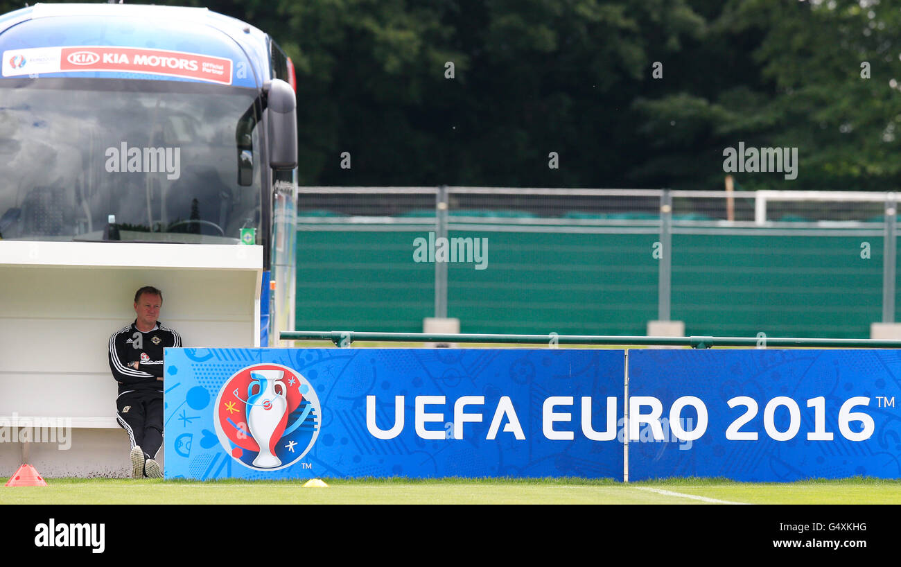 Crèche de l'Irlande du Nord Michael O'Neill regarde la séance de formation à Saint-Georges-de-Reneins. Banque D'Images