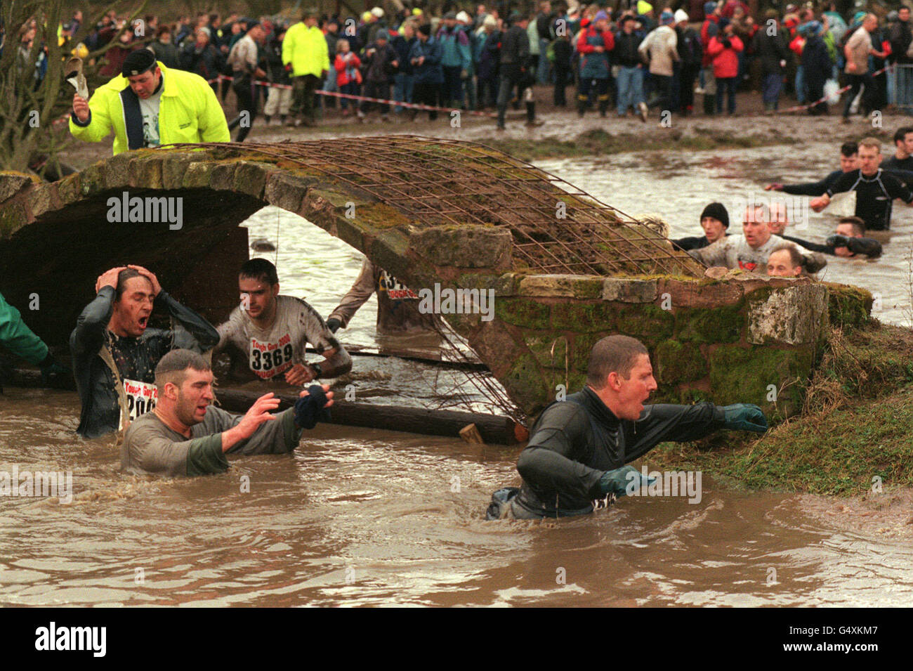 Des concurrents qui participent à la course d'endurance difficile Guy 2000 pour la charité dans le Staffordshire.Le parcours tortueux comprend un filet d'escalade électrifié, une baignade sous-marine glaciale et une reconstitution des débarquements de Dunkerque.* Michael Green, 44 ans, de Groby, près de Leicester est décédé à l'hôpital après une crise cardiaque présumée à la course.Il avait terminé environ les trois quarts du parcours de sept milles avant de se plaindre du froid. Banque D'Images