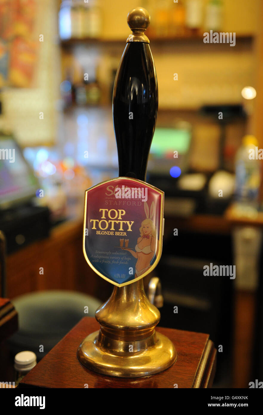 La bière « Top Totty » est en vente dans le bar « The Strangers » de la Chambre des communes, que la députée travailliste Kate Green a aujourd'hui exigé pour être bannie de la vente pour avoir été sexiste. Banque D'Images