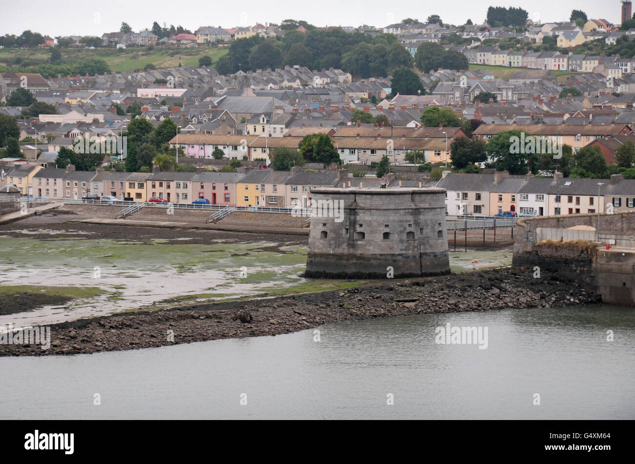 Le Nord-est de l'arsenal à la tour Martello, un fusil tower construit en 1851, Pembroke Dock, Milford Haven, Pembrokeshire, Pays de Galles. Banque D'Images