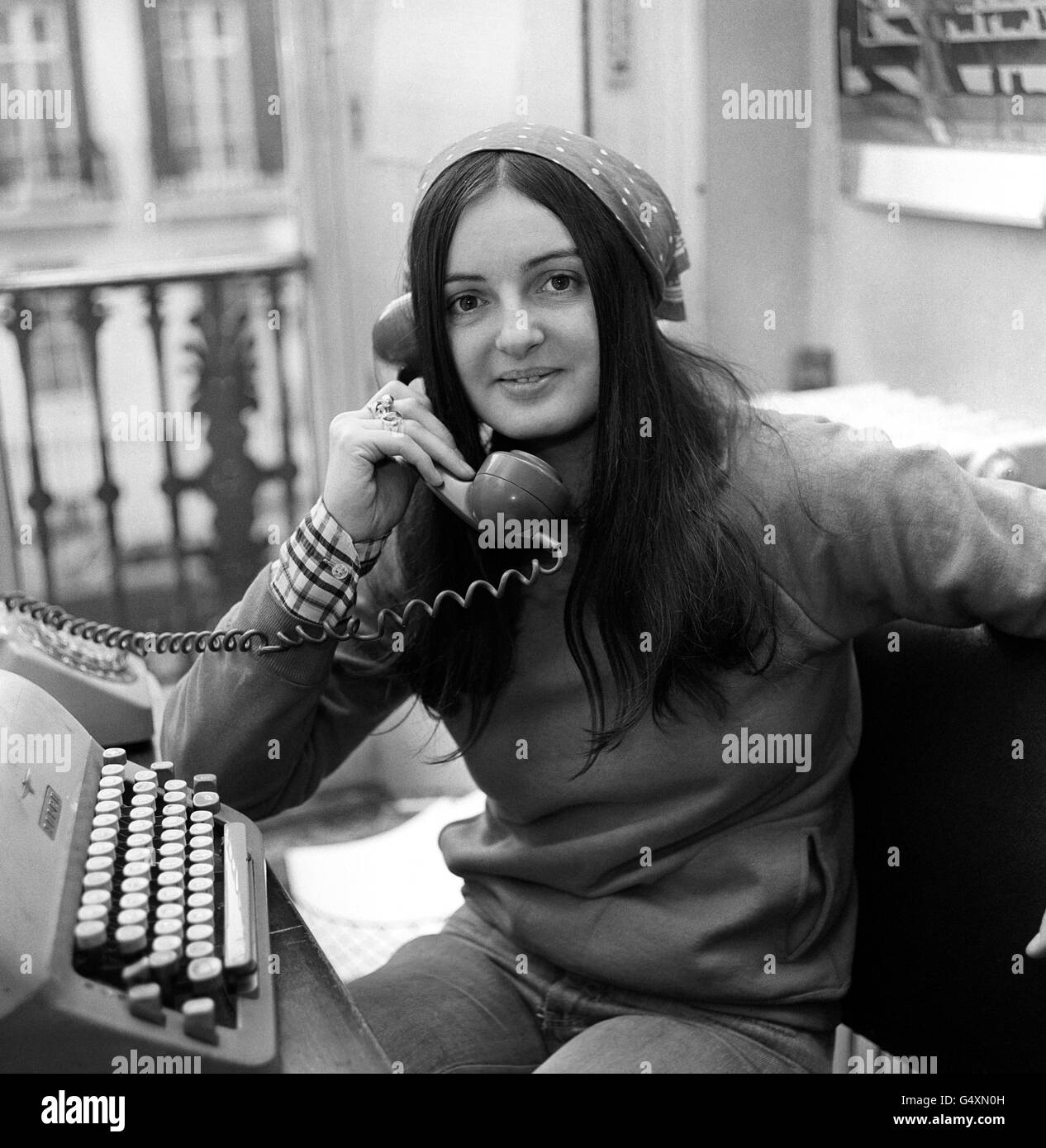 Mlle Sue Slipman, 27 ans, première femme présidente de la forte Union nationale des étudiants de 800,000, photographiée dans les bureaux nus de Bloomsbury. Miss Slipman, membre du Parti communiste, était le troisième communiste à diriger le corps étudiant. Banque D'Images